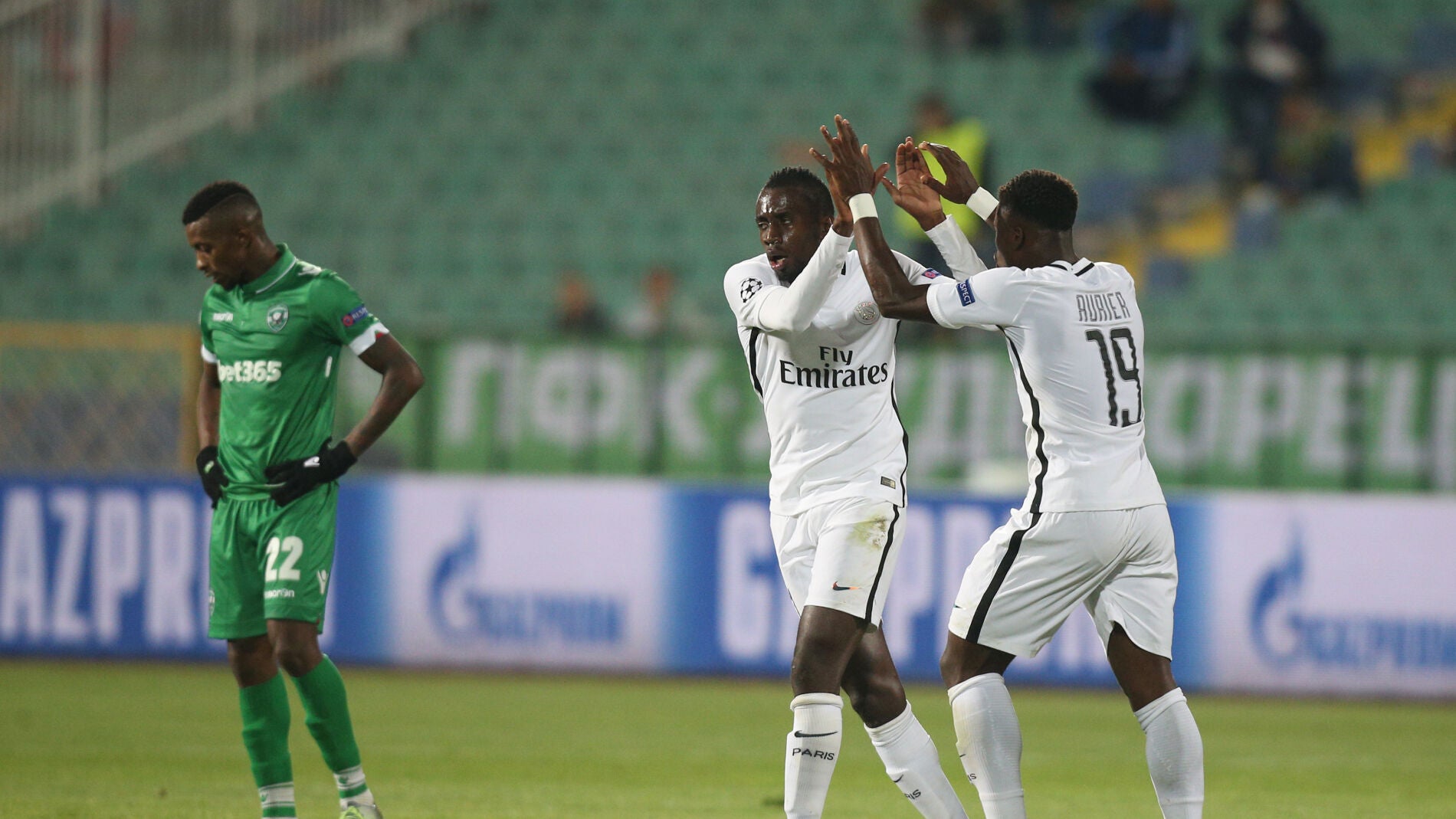 Matuidi celebra junto a Aurier su gol contra el Ludogorets