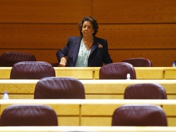 La senadora Rita Barberá junto a su escaño en el Grupo Mixto