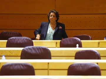 La senadora Rita Barberá junto a su escaño en el Grupo Mixto La senadora Rita Barberá junto a su escaño en el Grupo Mixto