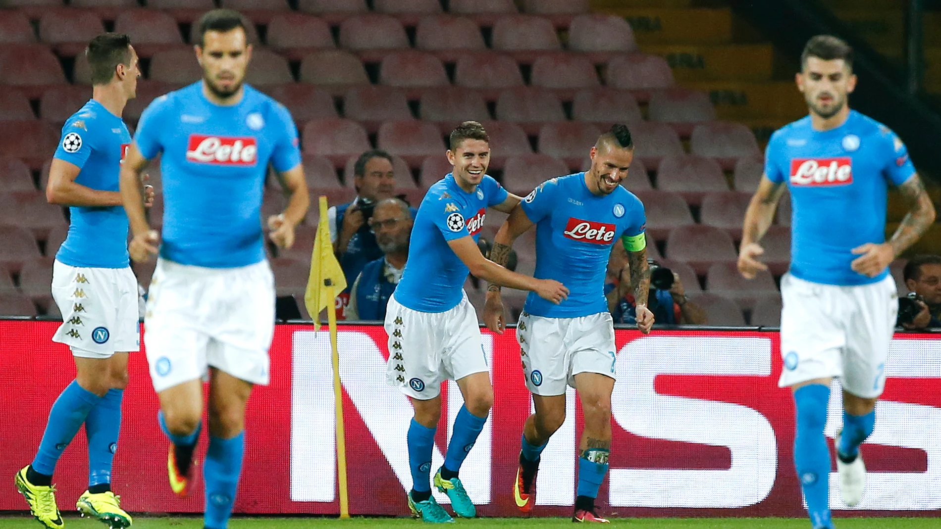 Los jugadores del Nápoles celebran el gol de Hamsik
