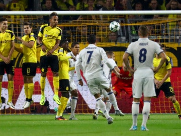 Cristiano lanza una falta ante el Borussia Dortmund