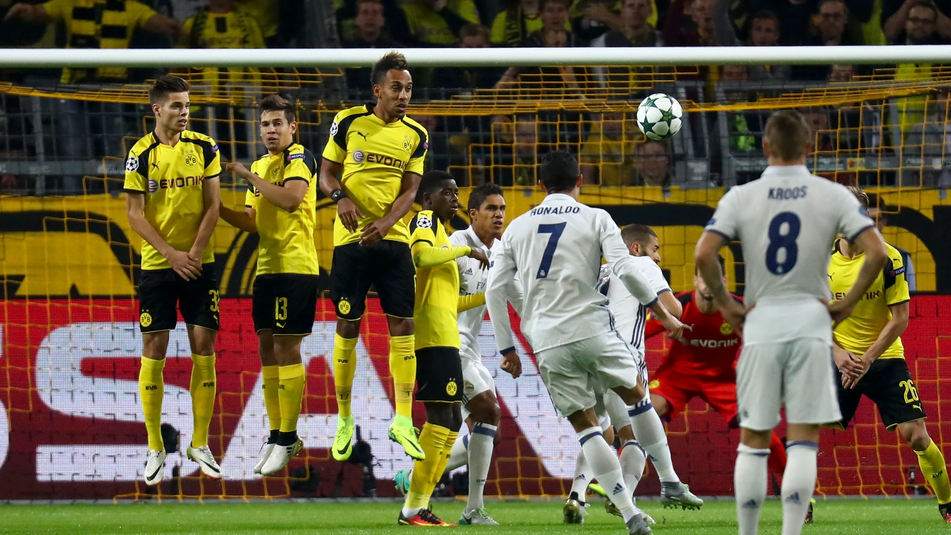 Cristiano lanza una falta ante el Borussia Dortmund