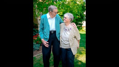 Una pareja de centenarios celebra su 77 aniversario