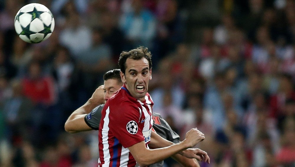 Diego Godín, durante el partido ante el Bayern de Múnich
