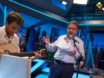 Miguel Ángel Revilla canta en directo el nuevo himno que propone para Cantabria Miguel Ángel Revilla canta en directo el nuevo himno que propone para Cantabria