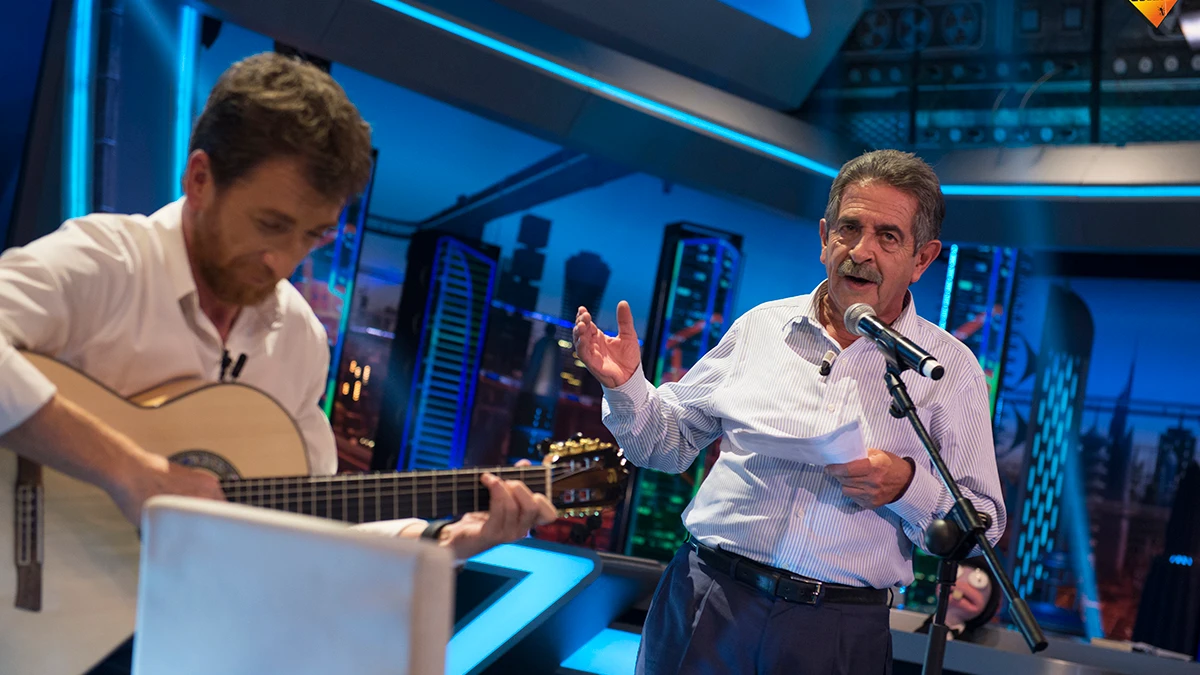 Miguel Ángel Revilla canta en directo el nuevo himno que propone para Cantabria
