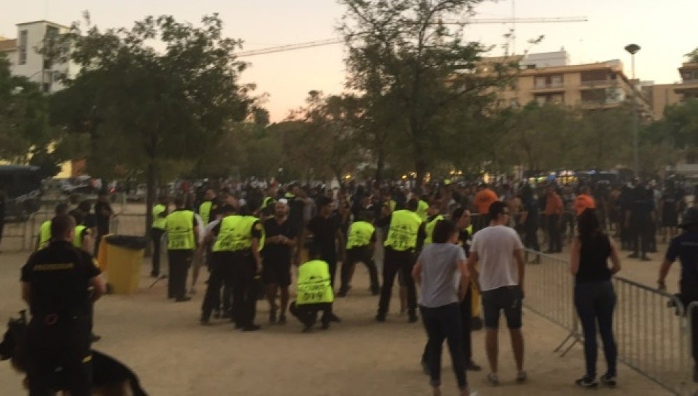 La policía española con aficionados galos en el Sevilla-Lyon.