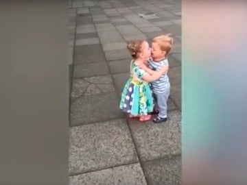 La enternecedora reacción de dos niños tras darse un inocente beso en la boca