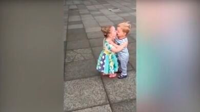 La enternecedora reacción de dos niños tras darse un inocente beso en la boca