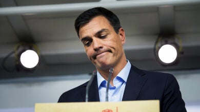 Los críticos del PSOE presentan 17 dimisiones en Ferraz para forzar la salida de Sánchez