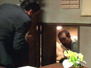 ¿A quién está ocultando Carmelo en su casa? ¿A quién está ocultando Carmelo en su casa?