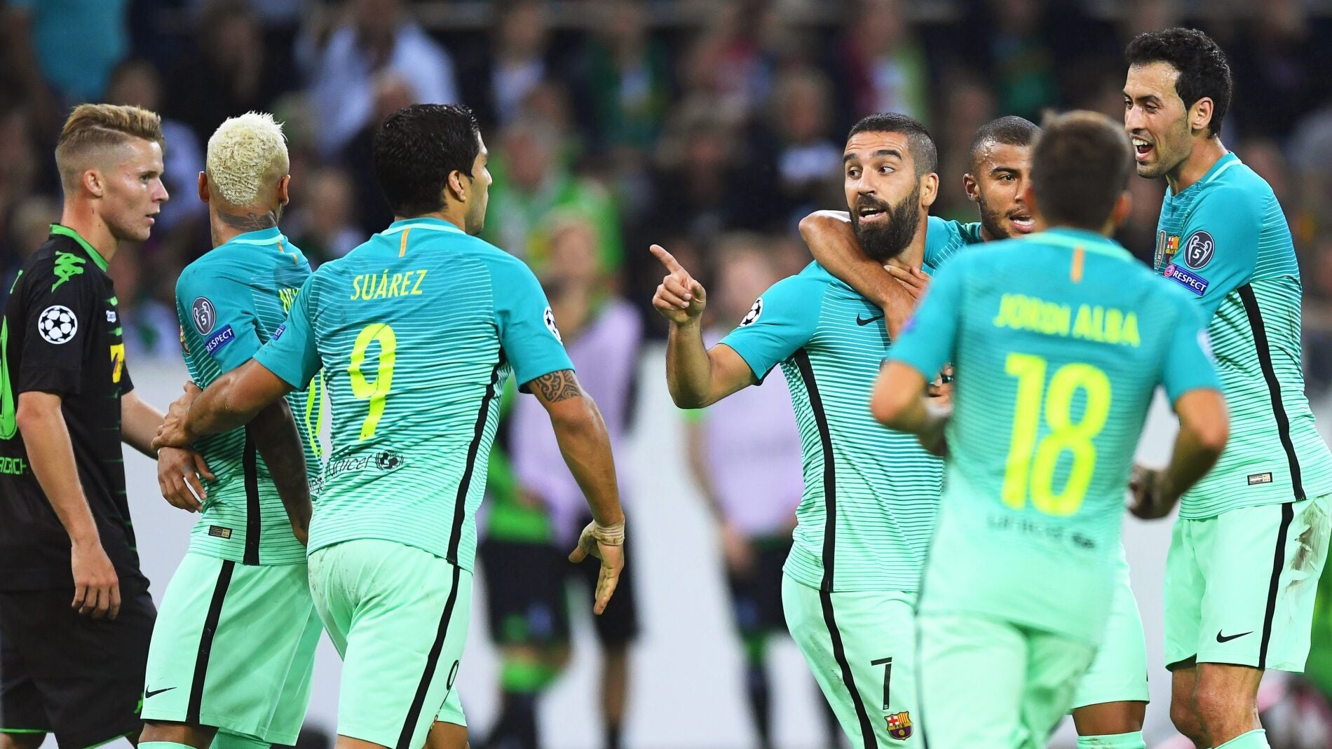 Arda Turan celebra su gol ante el M&ouml;nchengladbach
