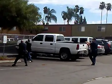 Momento en el que los agentes intervienen ante el joven afroamericano Momento en el que los agentes intervienen ante el joven afroamericano