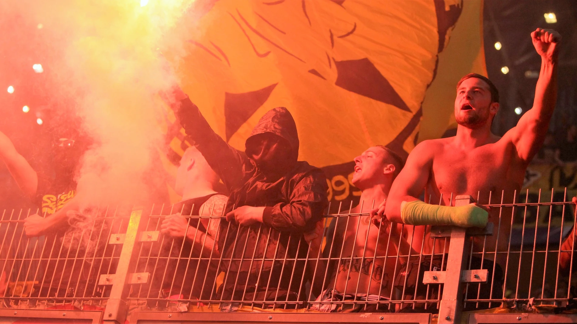 Ultras del Legia Varsovia en el choque de Champions ante el Dortmund.