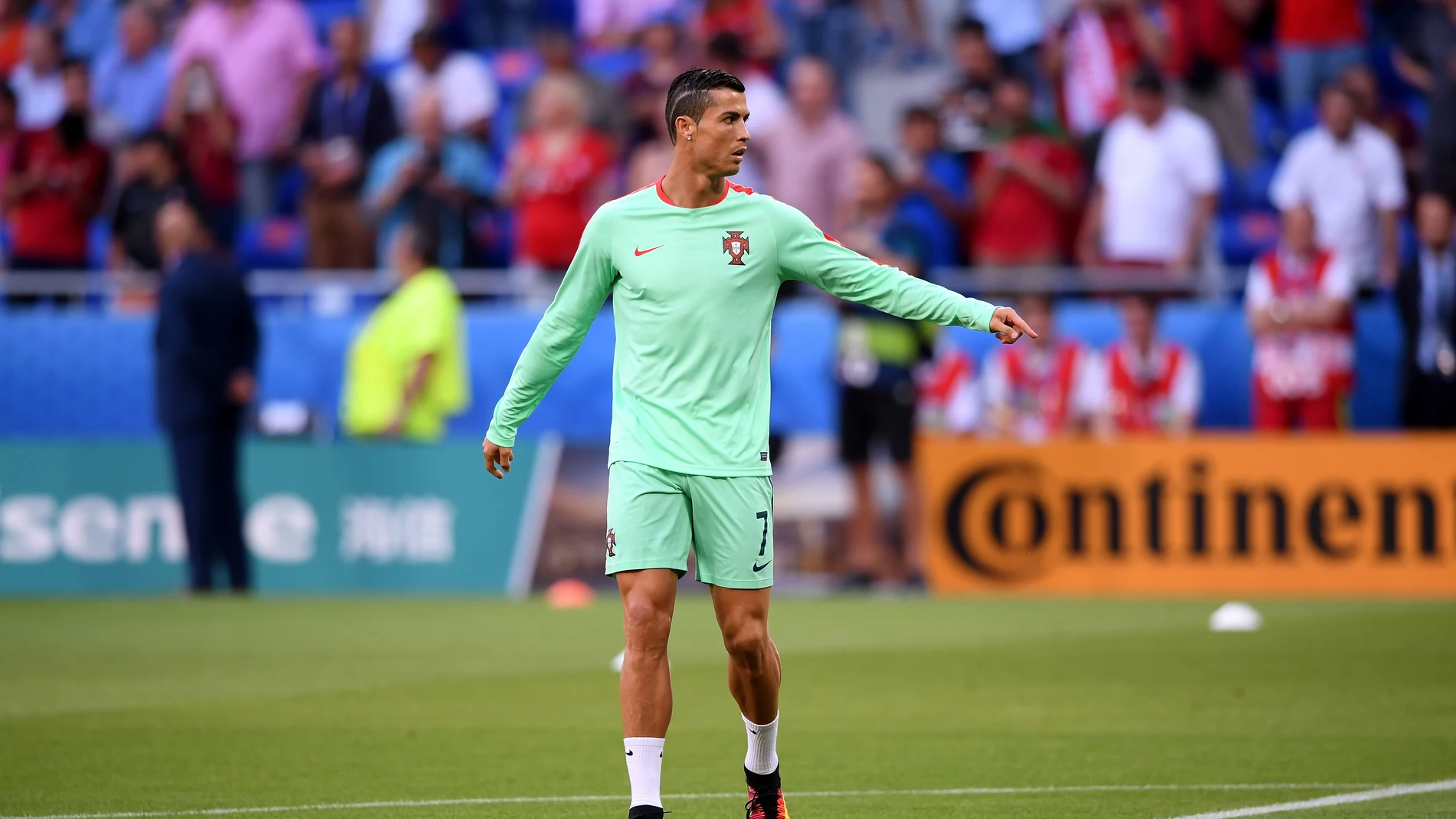 Cristiano Ronaldo, en un calentamiento de Portugal en la Euro 2016 Cristiano Ronaldo, en un calentamiento de Portugal en la Euro 2016