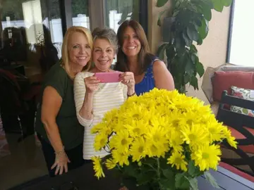 La madre junto a sus dos hijas La madre junto a sus dos hijas