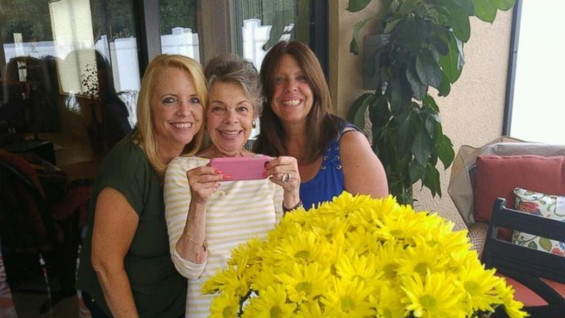 La madre junto a sus dos hijas