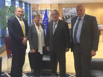 Angels Bosch, Calum Steele, Roger Mercatoris durante la reunión que mantuvieron con el presidente de la Comisión Europea