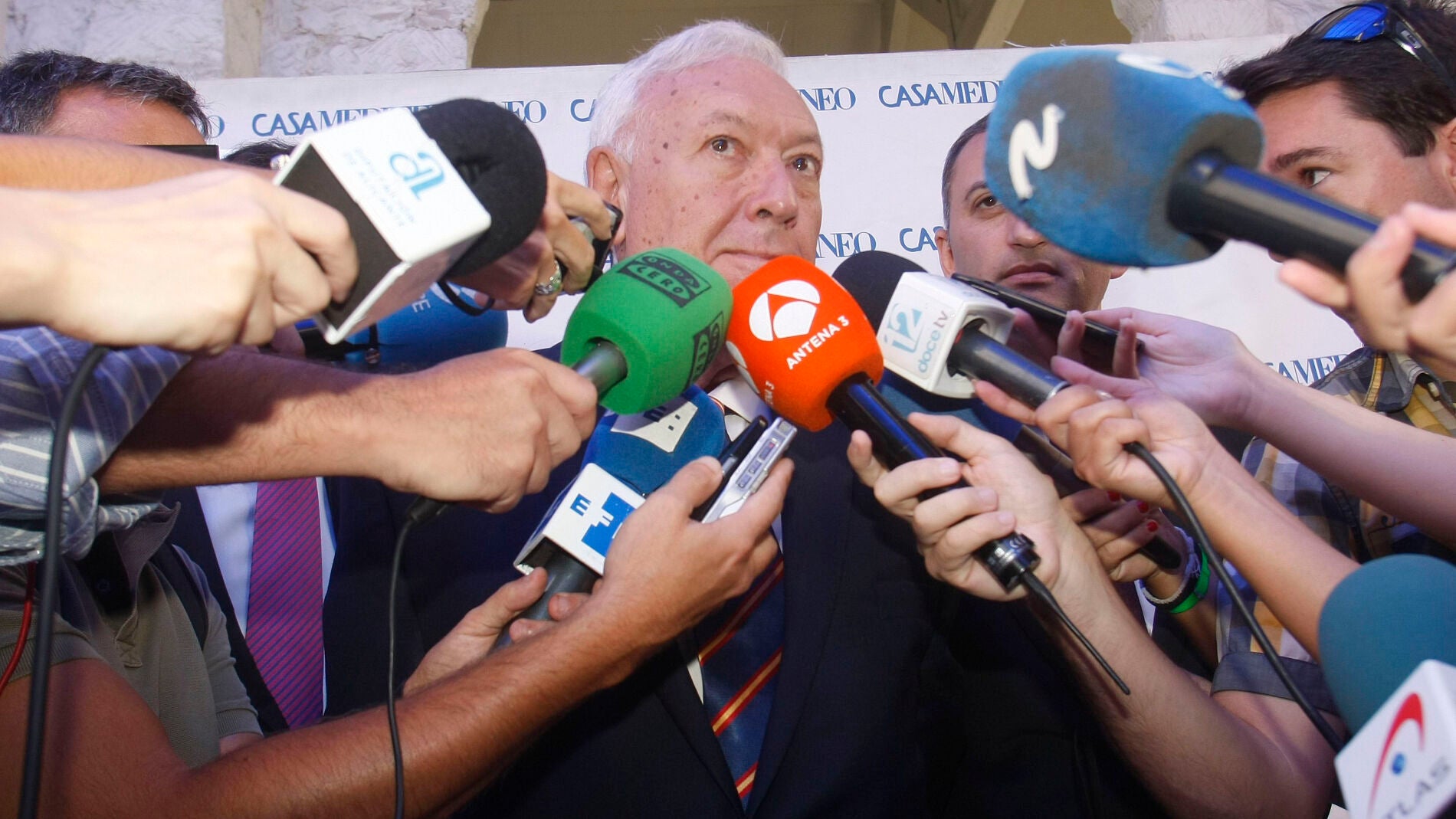 Jos&eacute; Manuel Garc&iacute;a-Margallo atiende a los medios de comunicaci&oacute;n
