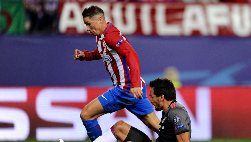 Torres dejando en el suelo a Hummels en el Atlético-Bayern.