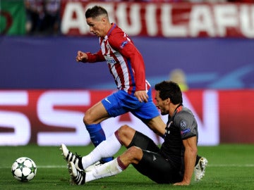 Torres dejando en el suelo a Hummels en el Atlético-Bayern.
