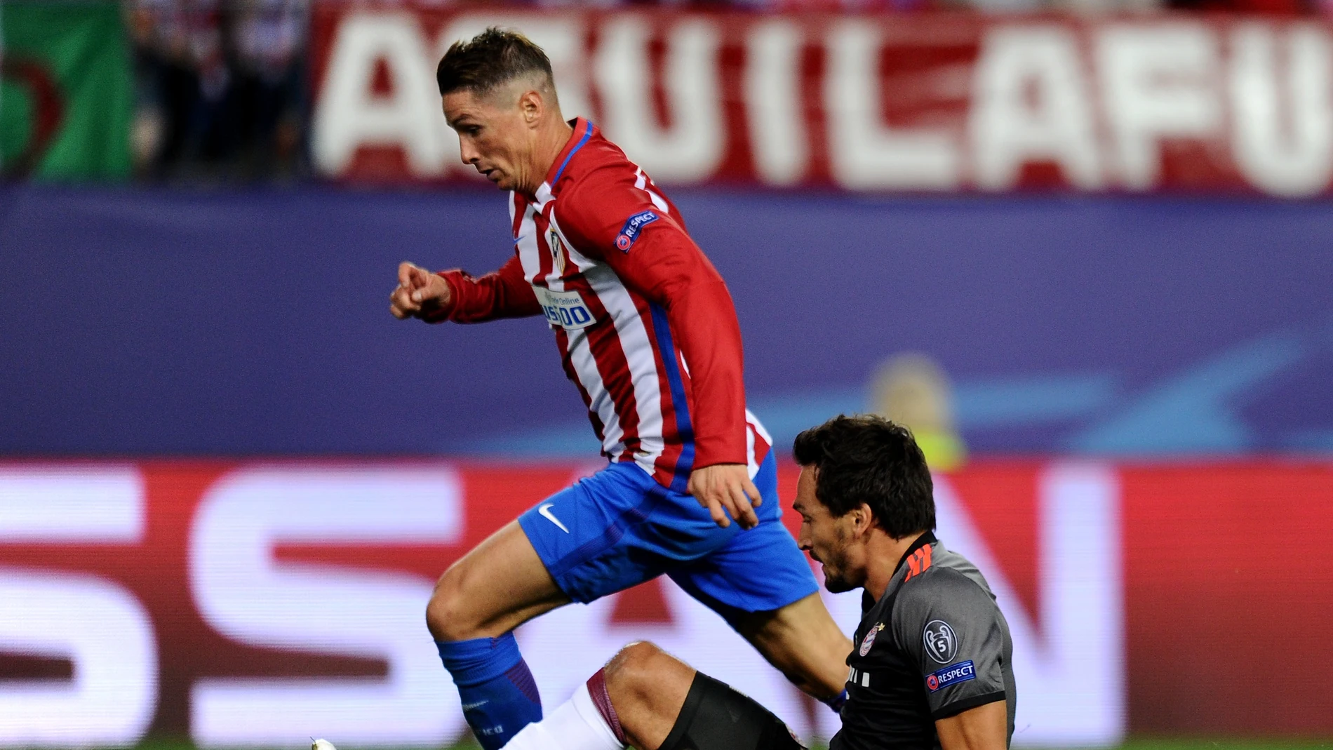 Torres dejando en el suelo a Hummels en el Atlético-Bayern.
