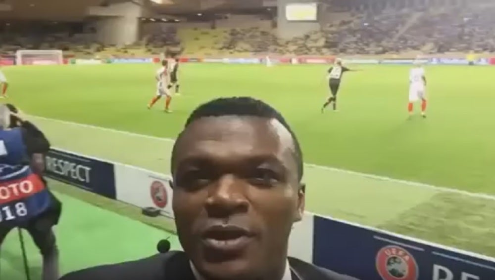 Desailly caza un gol mientras se hacía un vídeo-selfie.