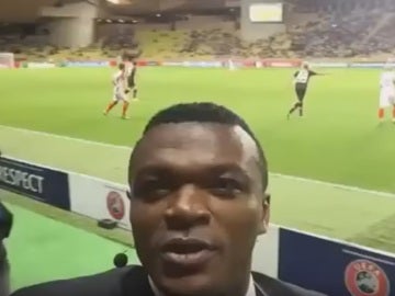 Desailly caza un gol mientras se hacía un vídeo-selfie.
