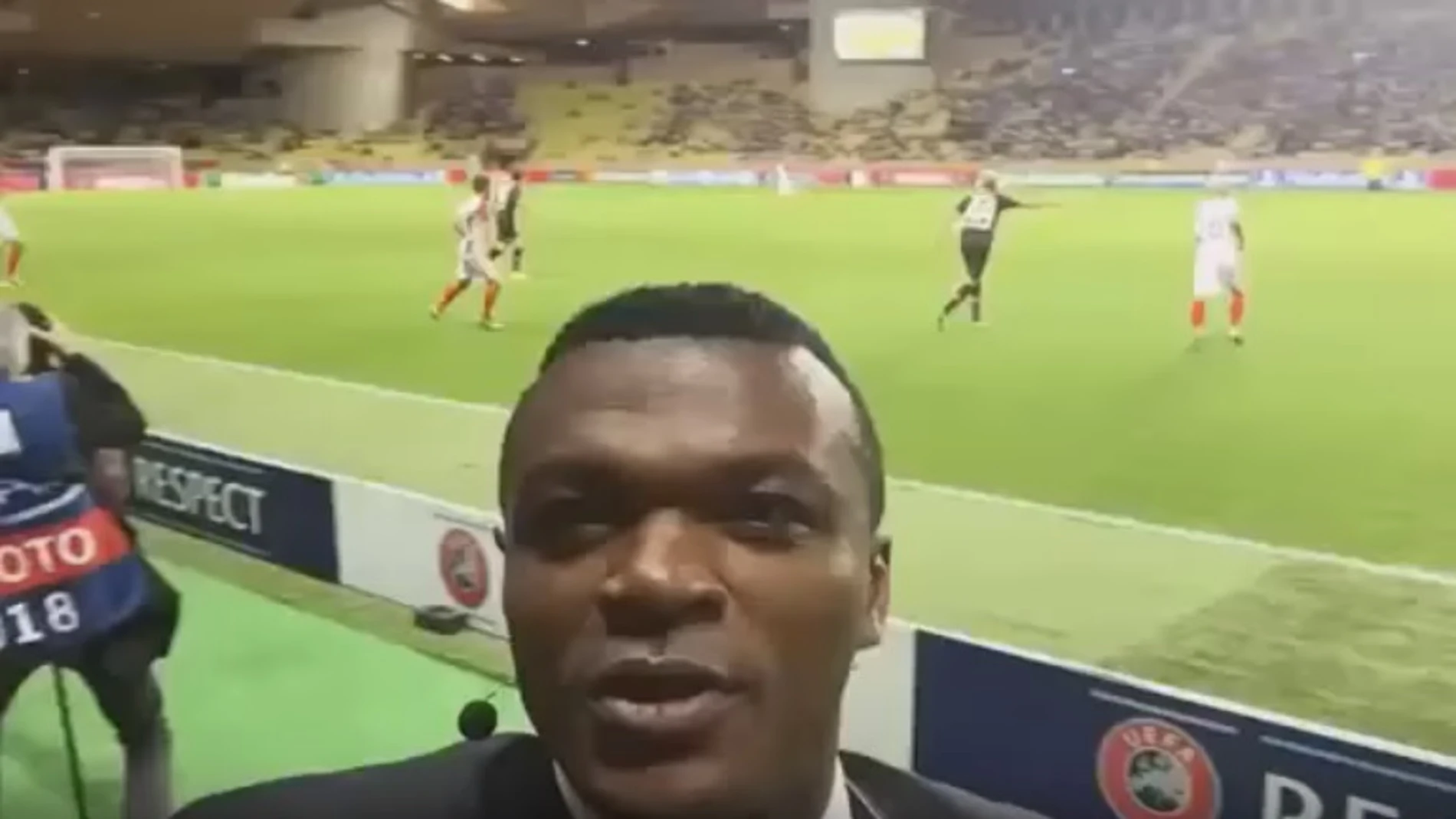 Desailly caza un gol mientras se hacía un vídeo-selfie.