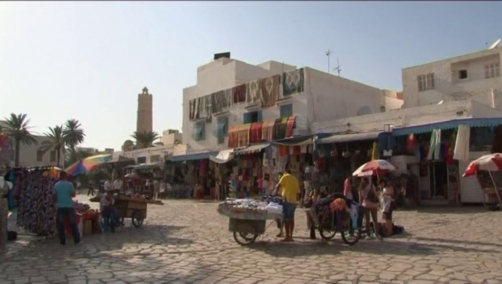 Frame 104.531591 de: Túnez realiza un "gran esfuerzo" en turismo para que tenga éxito la transición democrática