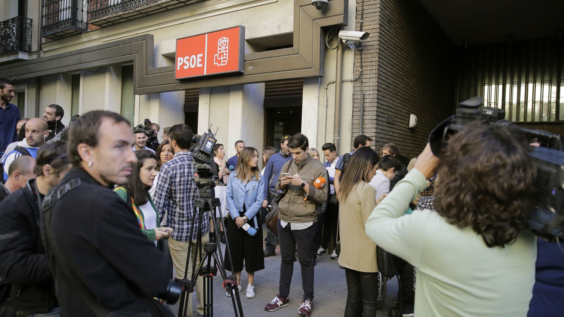 Numerosos periodistas a la entrada de la sede del PSOE en Ferraz