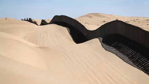 Serpenteando las dunas de arena (29-09-2016) Muro fronterizo que separa México de Estados Unidos