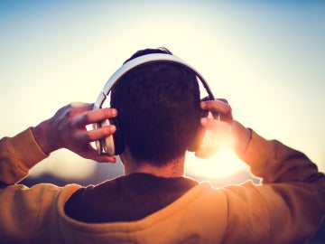Escuchando música