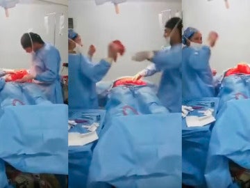 Cirujano y su asistente bailando en mitad de una operación
