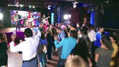 El trío de amigas vuelve a la juventud con la actuación de Los Brincos