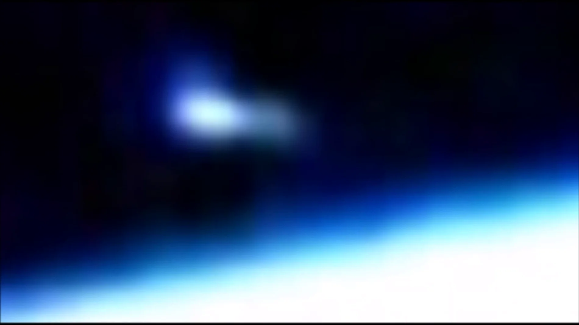 Frame 18.264816 de: Se avista un OVNI desde la Estación Especial Internacional Frame 18.264816 de: Se avista un OVNI desde la Estación Especial Internacional