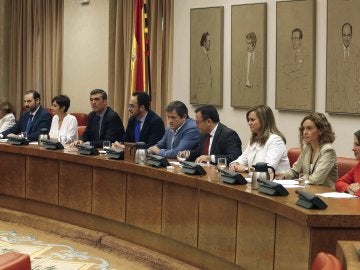 El presidente de la gestora del PSOE, Javier Fernández, en el centro de la imagen