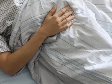 Un enfermo en una cama de un hospital Un enfermo en una cama de un hospital