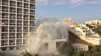 La explosión de una tubería inunda un hotel en Benalmádena