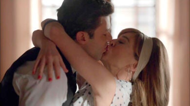Clara y Marco, puro fuego en el despacho de dirección de las galerías