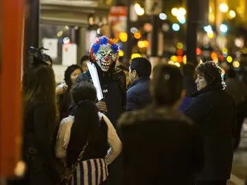 Un hombre disfrazado de payaso por las calles de Washington Un hombre disfrazado de payaso por las calles de Washington