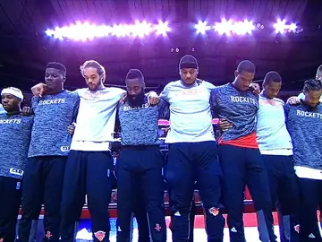 Los jugadores de los Knicks y de los Rockets, unidos durante el himno de Estados Unidos Los jugadores de los Knicks y de los Rockets, unidos durante el himno de Estados Unidos