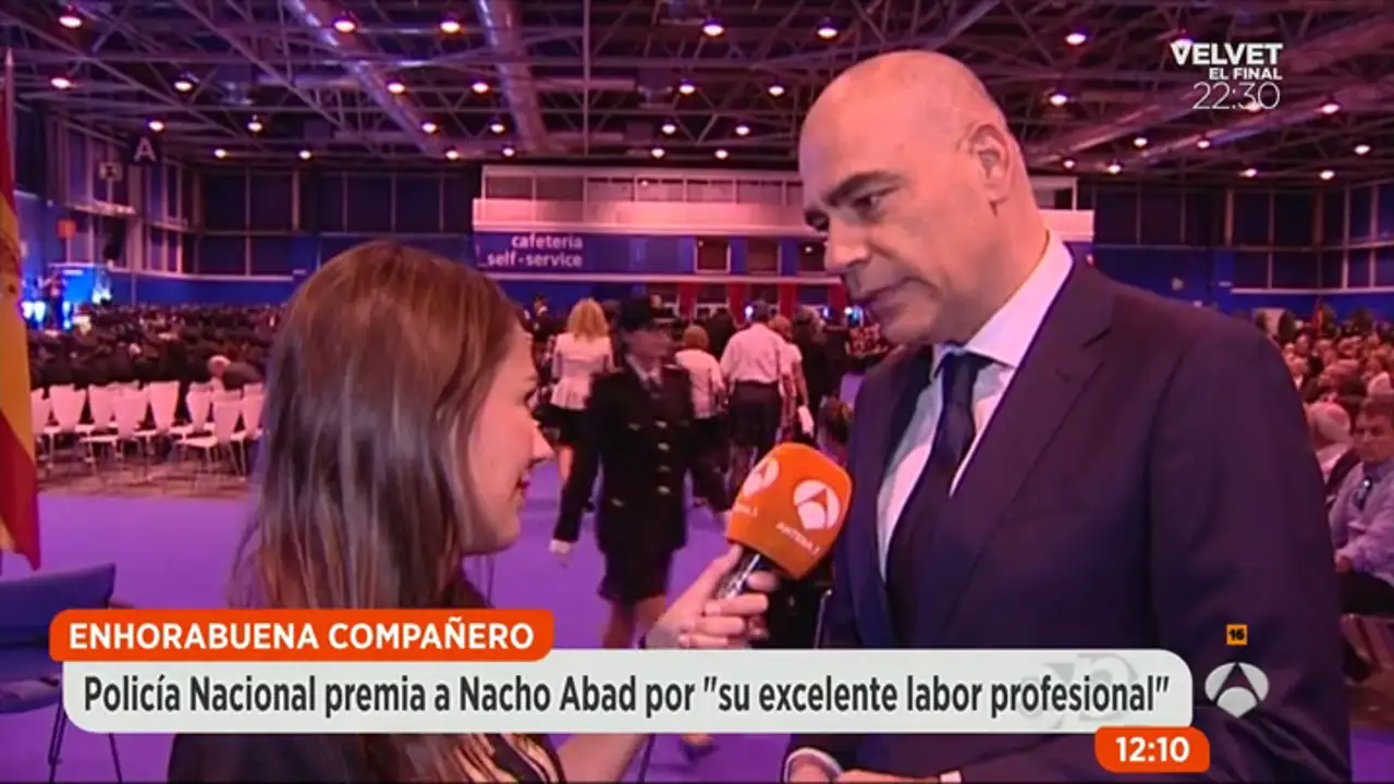 Nacho Abad recibe un premio de la Policía "por su excelente labor profesional"