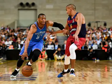 Westbrook conduce el balón ante la defensa del Barcelona Westbrook conduce el balón ante la defensa del Barcelona