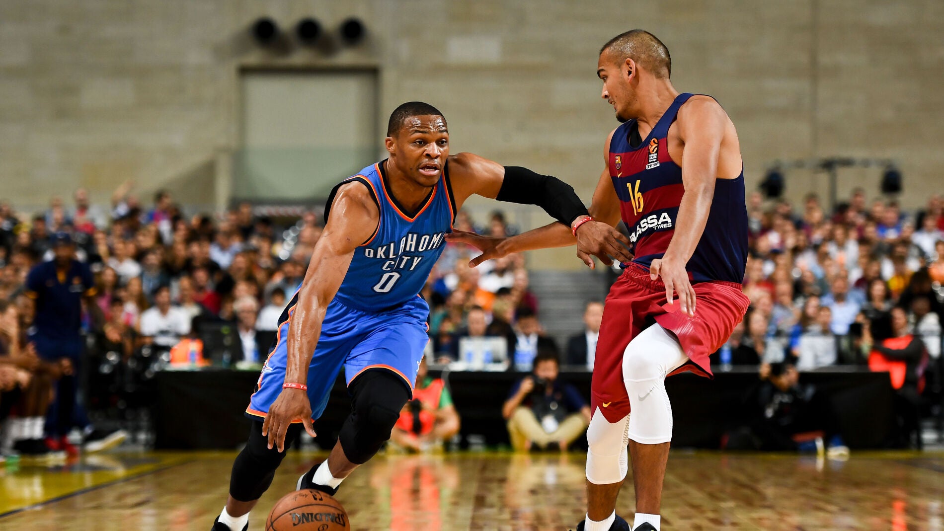 Westbrook conduce el bal&oacute;n ante la defensa del Barcelona
