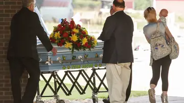 El ataúd de Jacob llega a la Iglesia Bautista en Townville El ataúd de Jacob llega a la Iglesia Bautista en Townville