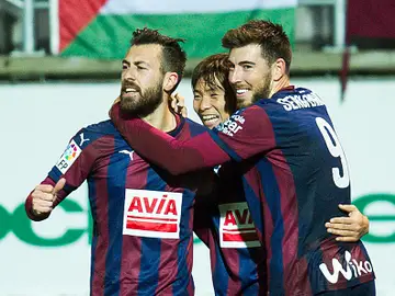 Sergi Enrich y Antonio Luna celebran un gol con el Eibar Sergi Enrich y Antonio Luna celebran un gol con el Eibar
