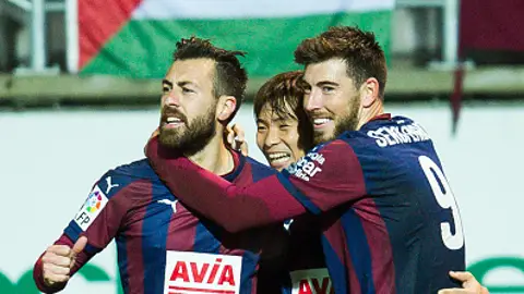 Sergi Enrich y Antonio Luna celebran un gol con el Eibar Sergi Enrich y Antonio Luna celebran un gol con el Eibar