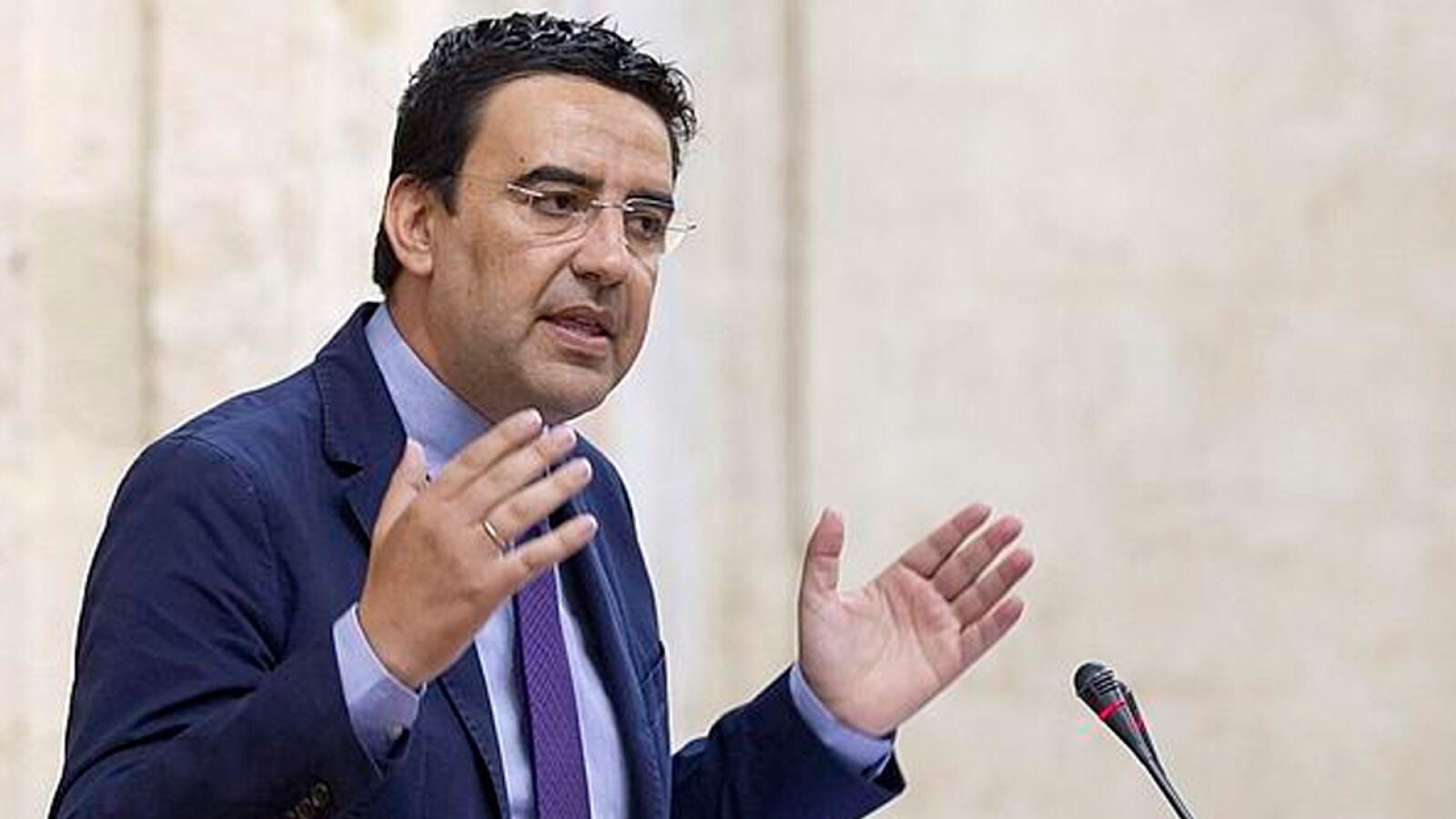 El portavoz de la gestora del PSOE avisa al PSC de que tendrán que acatar la disciplina de voto si se abstienen en la investidura de Rajoy