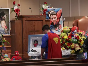 Dale Hall, vestido de Superman, se despide ante el ataúd durante el funeral de su hermano Jacob Hall Dale Hall, vestido de Superman, se despide ante el ataúd durante el funeral de su hermano Jacob Hall